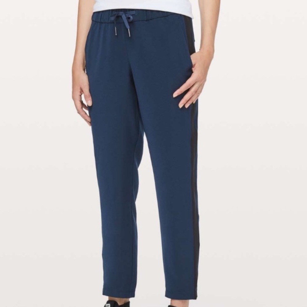 Lululemon On The Fly Pant Woven *Track Stripe
True Navy / Black 8